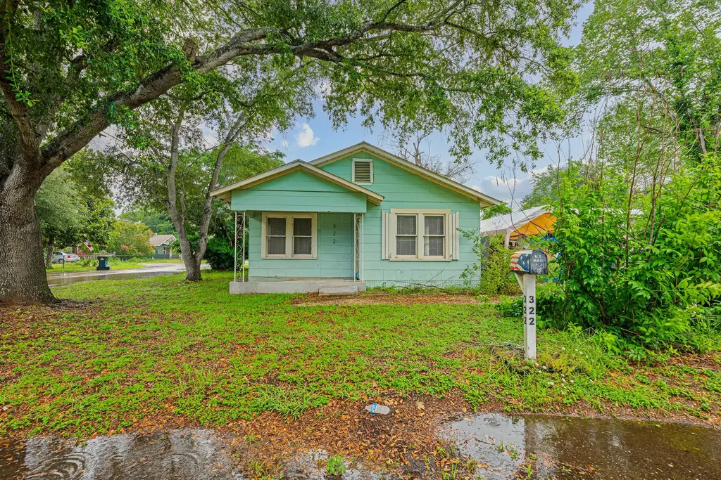 322 Blanco Street, Luling