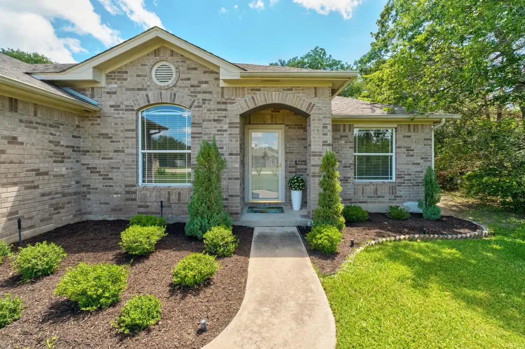 122 Litton Lane, Cedar Creek