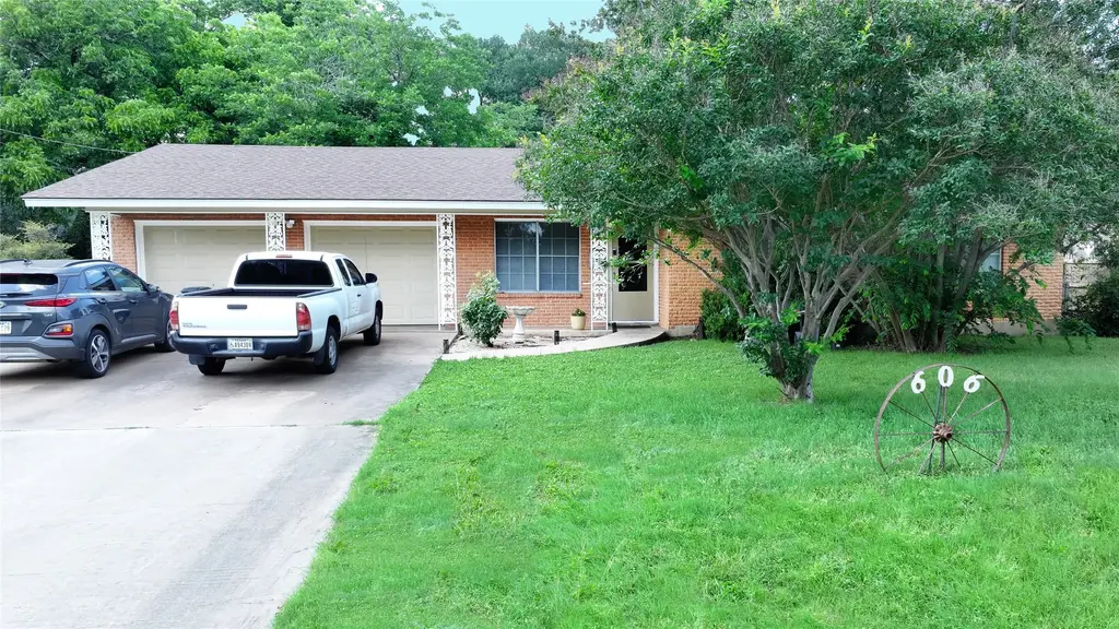 606 E Liberty Avenue, Round Rock