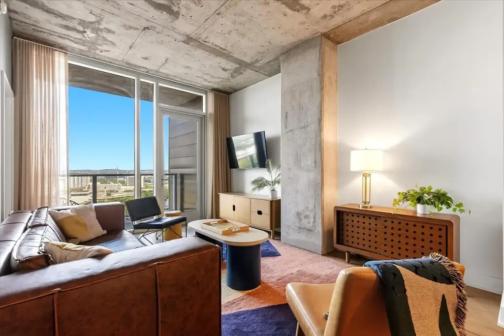 48 East Avenue 2011, Austin