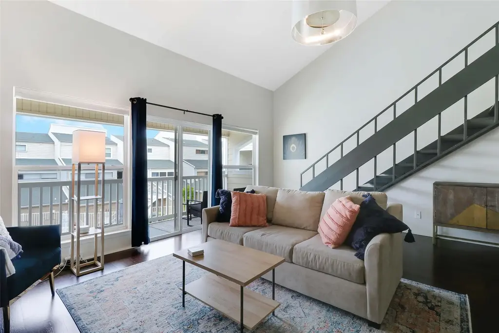 1818 S Lakeshore Boulevard 32, Austin