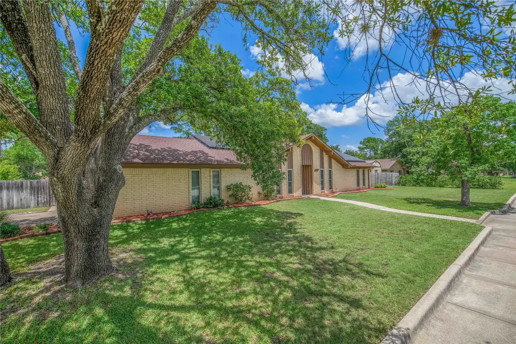 2401 Briar Oaks Drive, Bryan