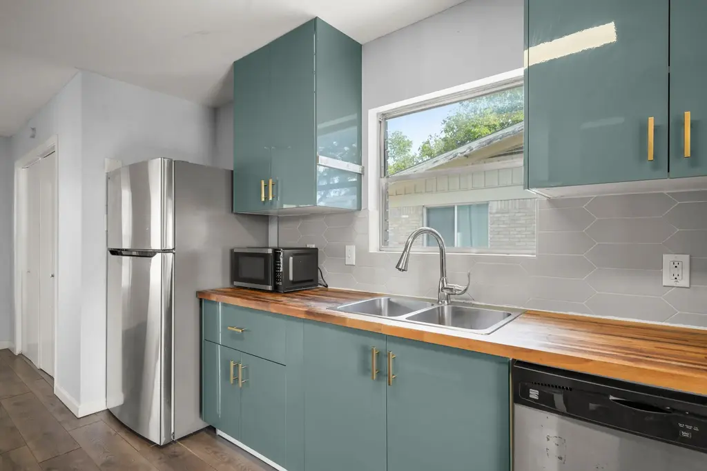 11702 Oak Trail, Austin