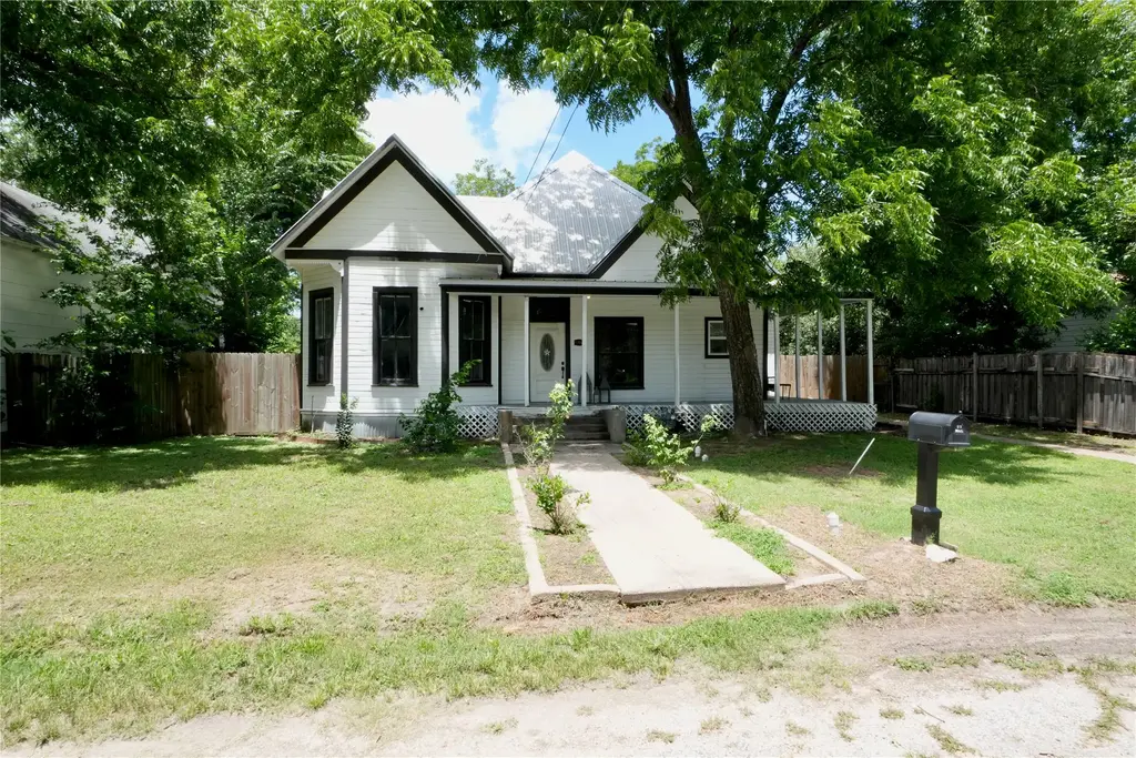 1704 N Houston Avenue, Cameron