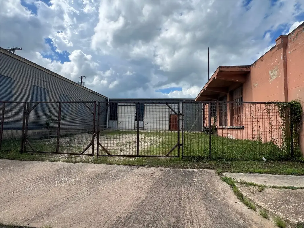 219 E 3rd Street, Taylor