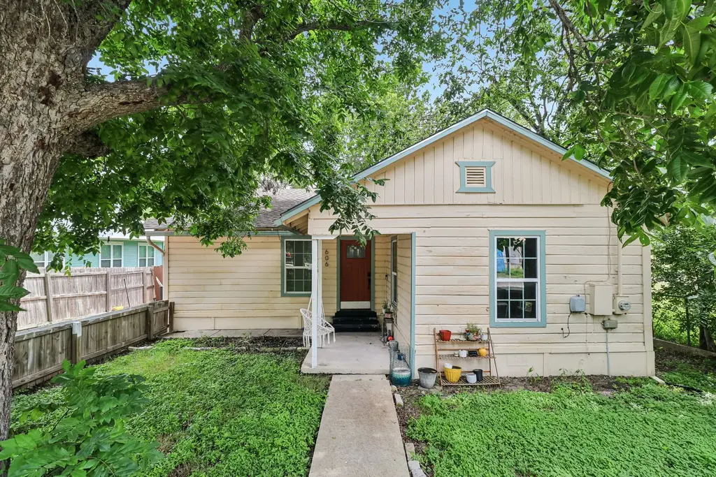 606 E Pecan Street, Taylor