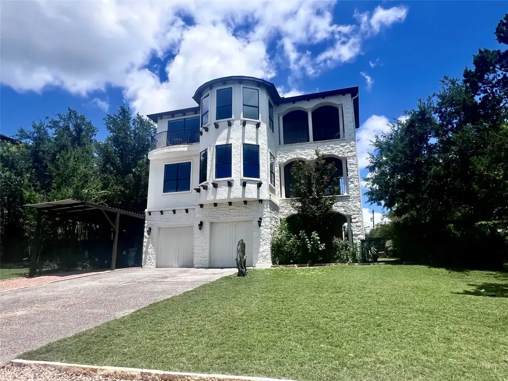 8117 Joy Road, Volente