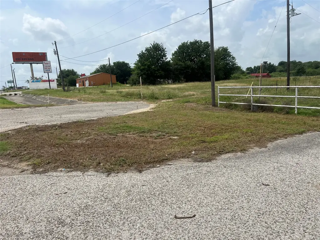 4116, 4118, 4124 N State Highway 46, Seguin