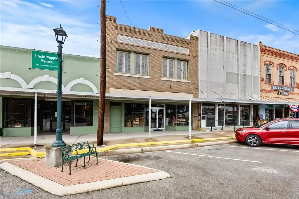523 E Davis Street E 523, Luling