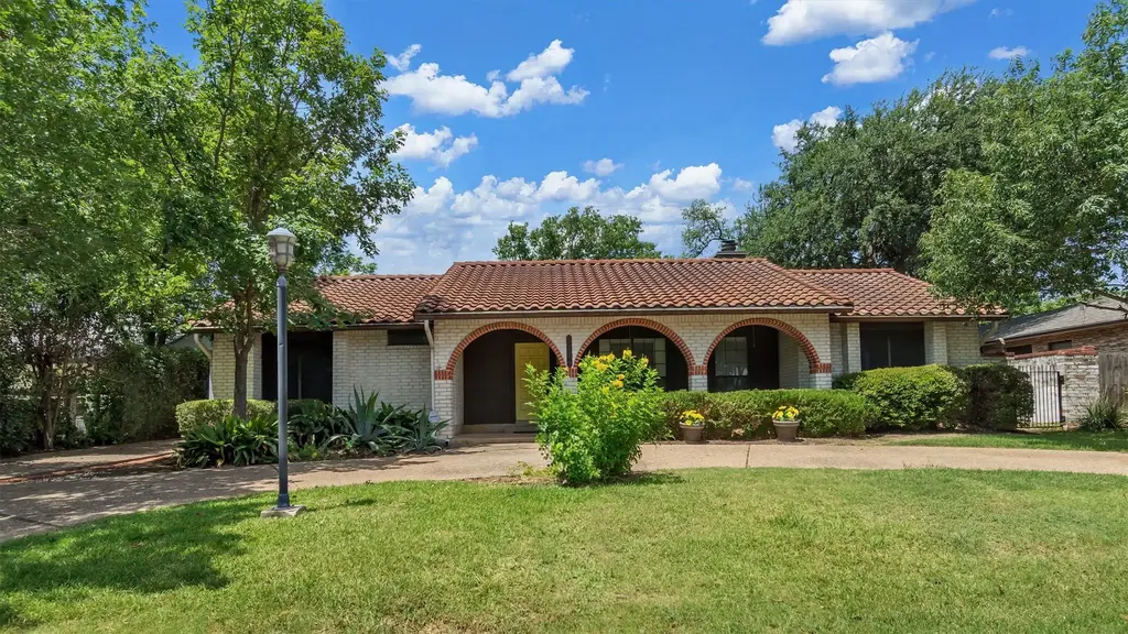 5704 Lands End Street, Austin