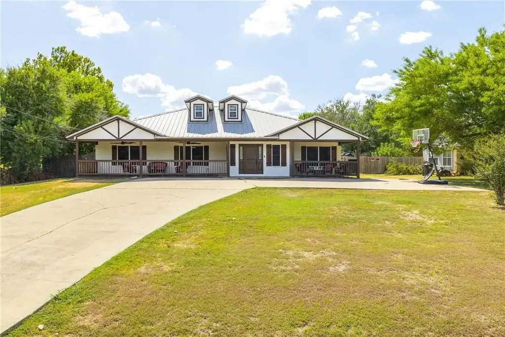 112 Old West Trail, Buda