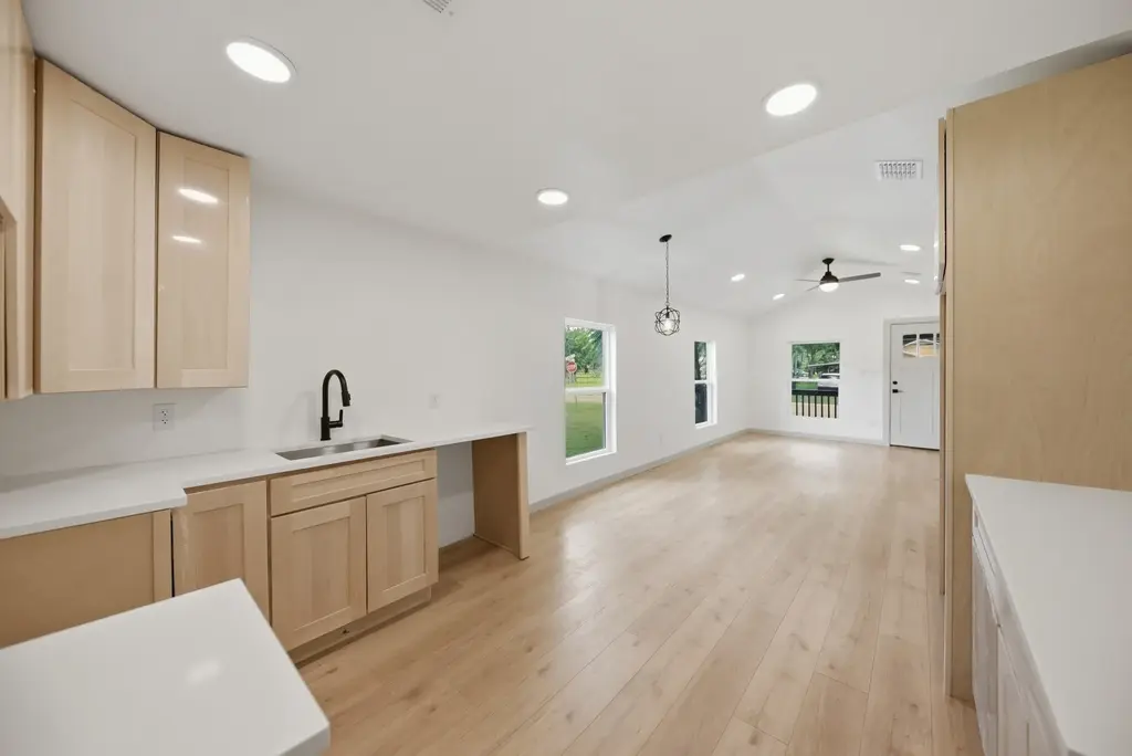 709 S Polk Street, Giddings