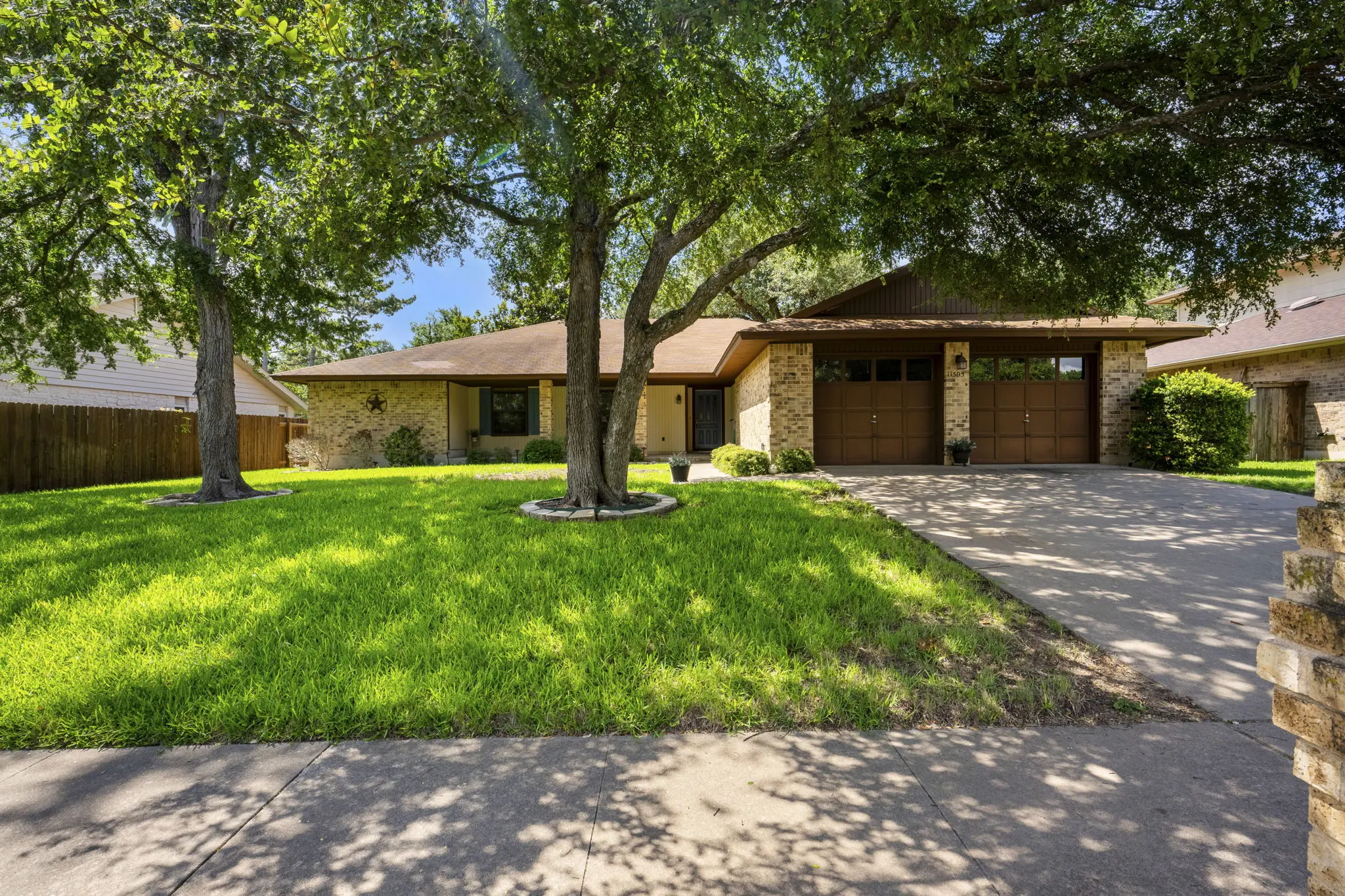 Photo of Listing #2018380