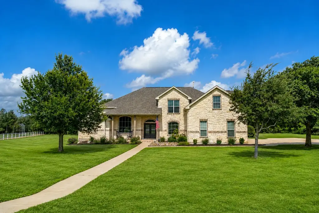 511 Broken Lance Drive, Dripping Springs