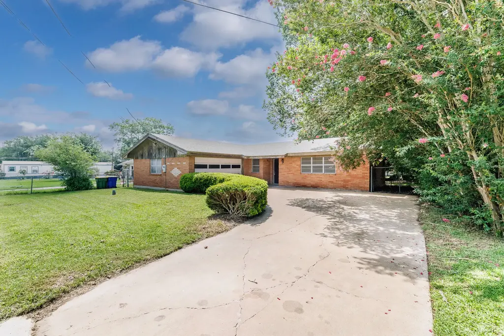 116 E Wallace Street, Gonzales