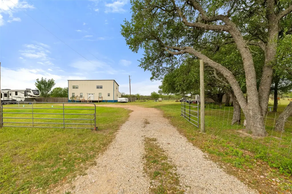 3210 County Rd 226, Giddings