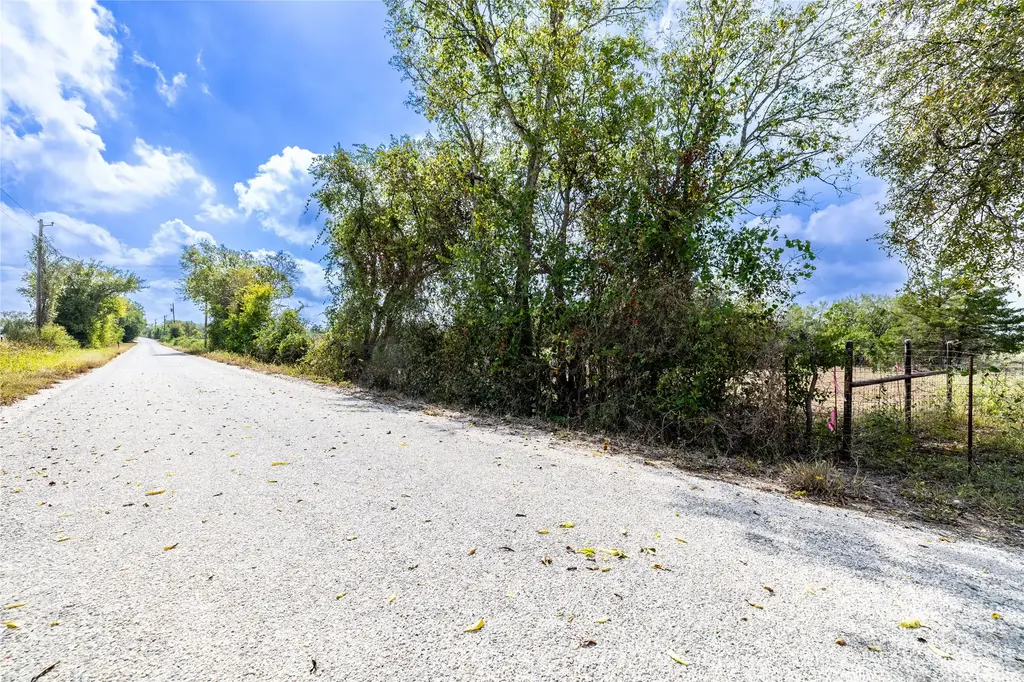 287 Sunset Trail, Luling