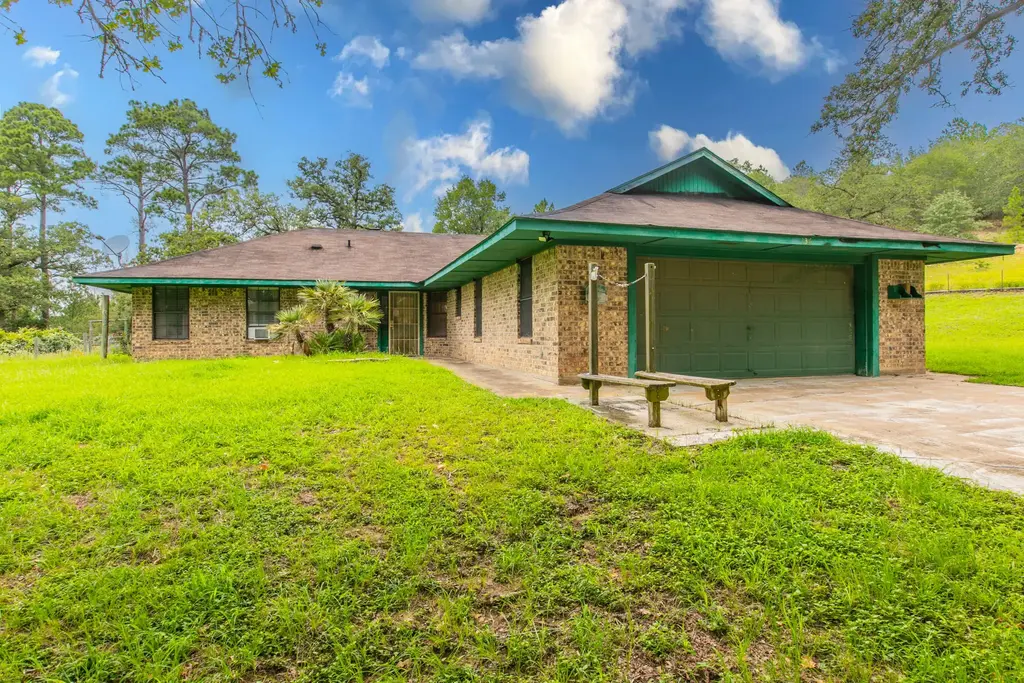 136 Redbird Lane, Smithville