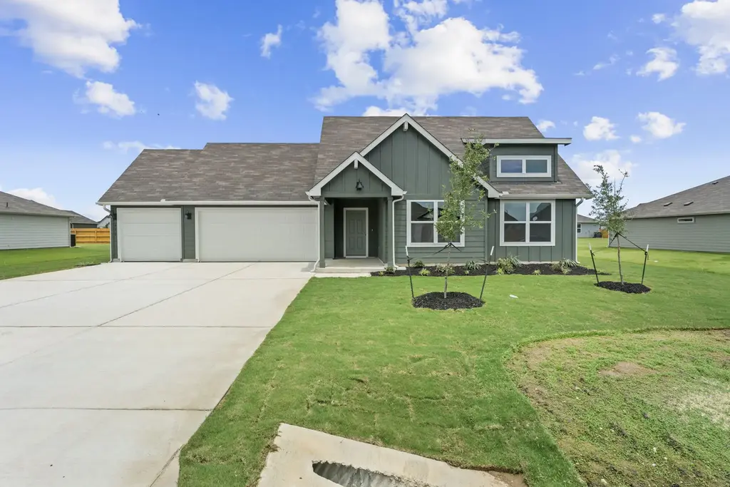 450 Kolbo Crossing Cove, Lockhart