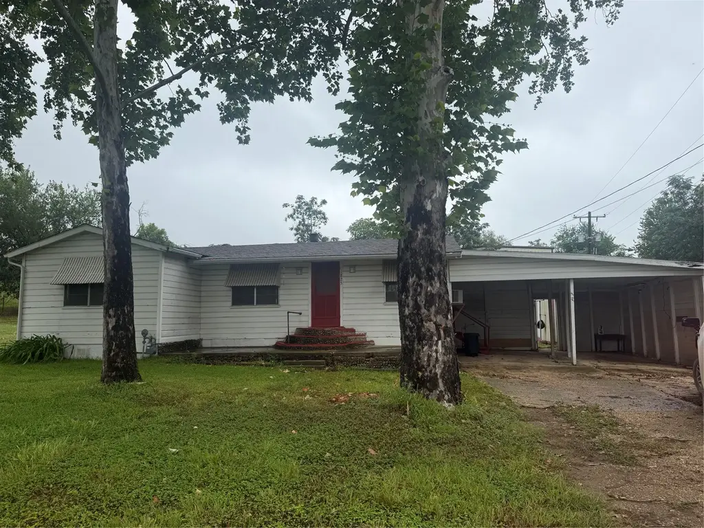 1825 E Pierce Street, Luling