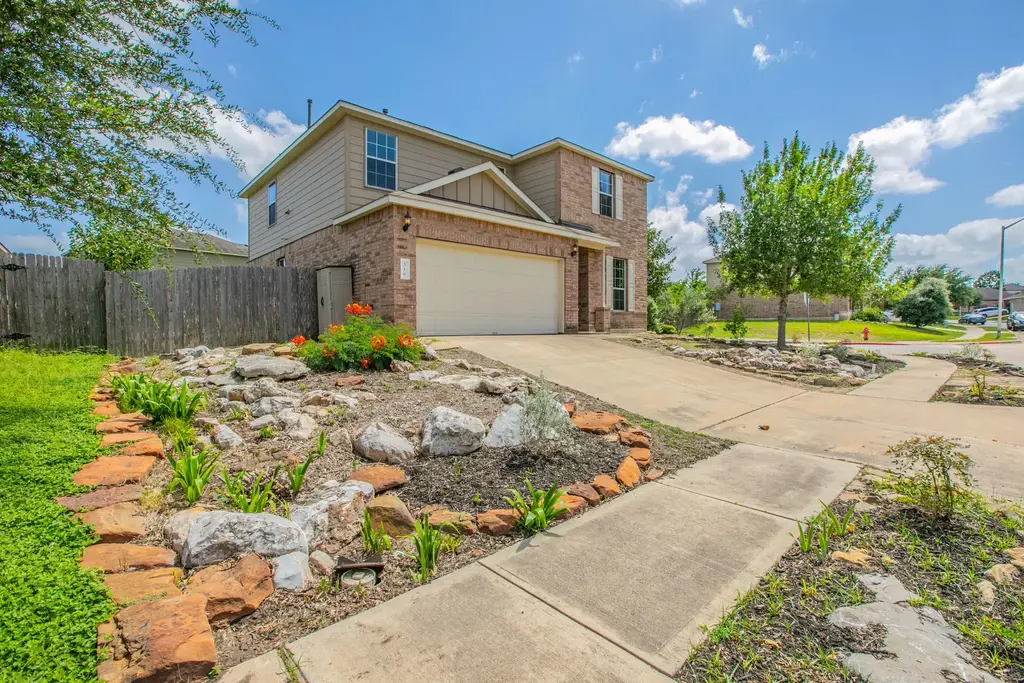 316 Pine Arbol, Buda