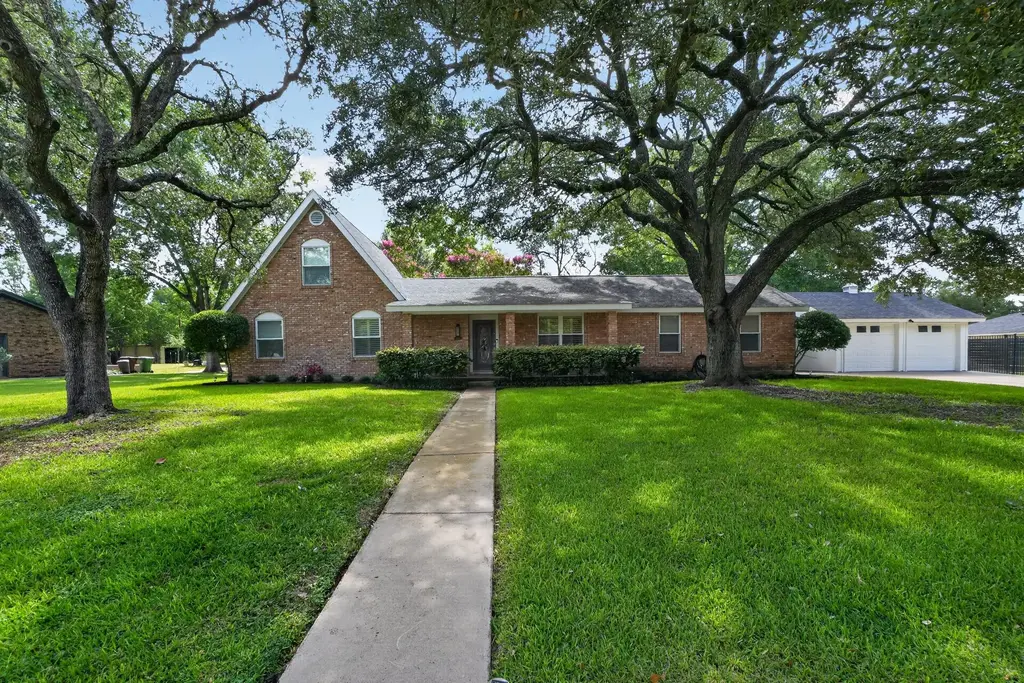 1622 Twin Island Drive Drive, Lockhart