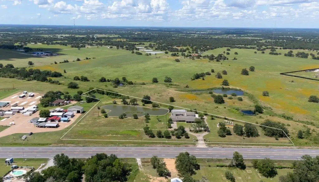 3345 E Austin Street, Giddings