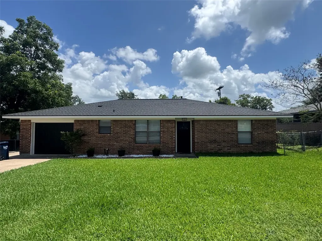 2004 Brazos Avenue, Rockdale