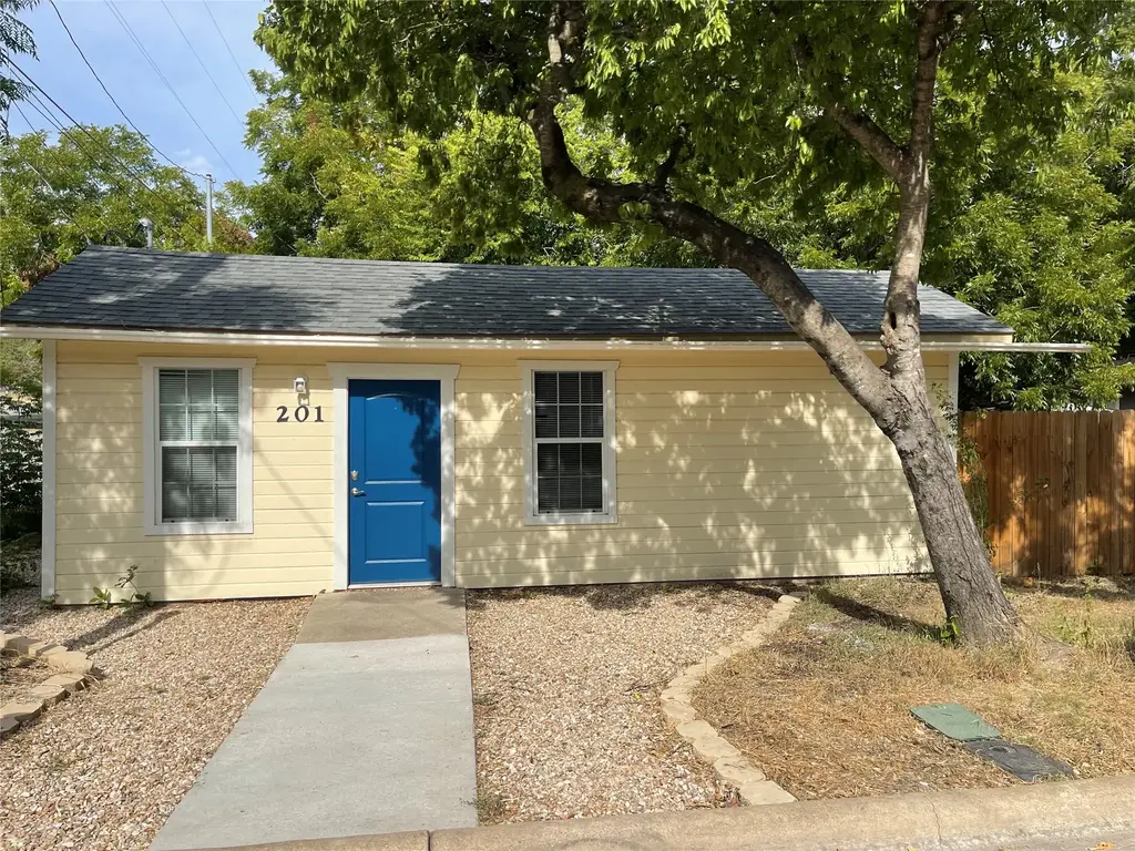 201 S Rhomberg Street, Burnet