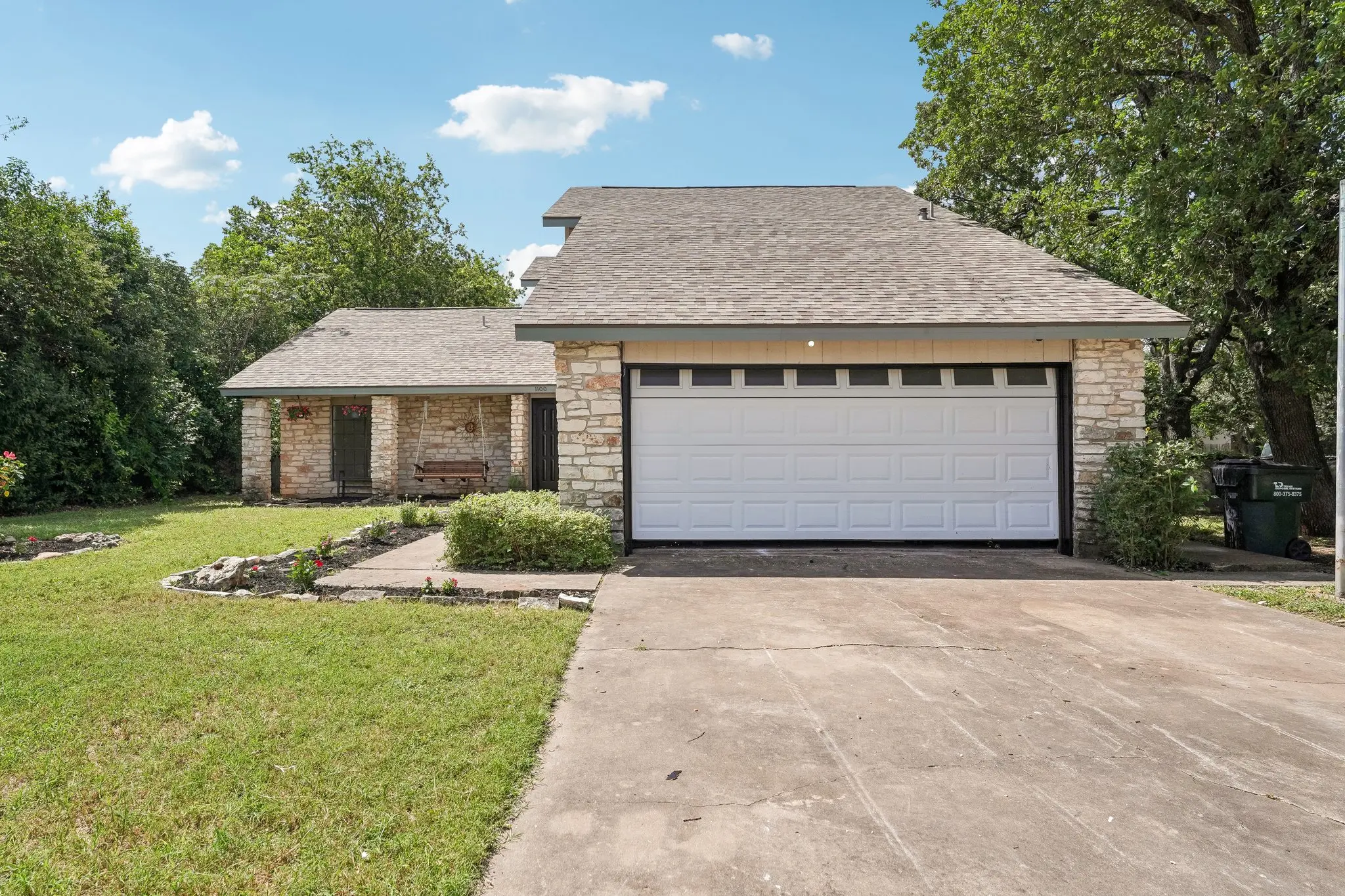 Photo of Listing #1915090