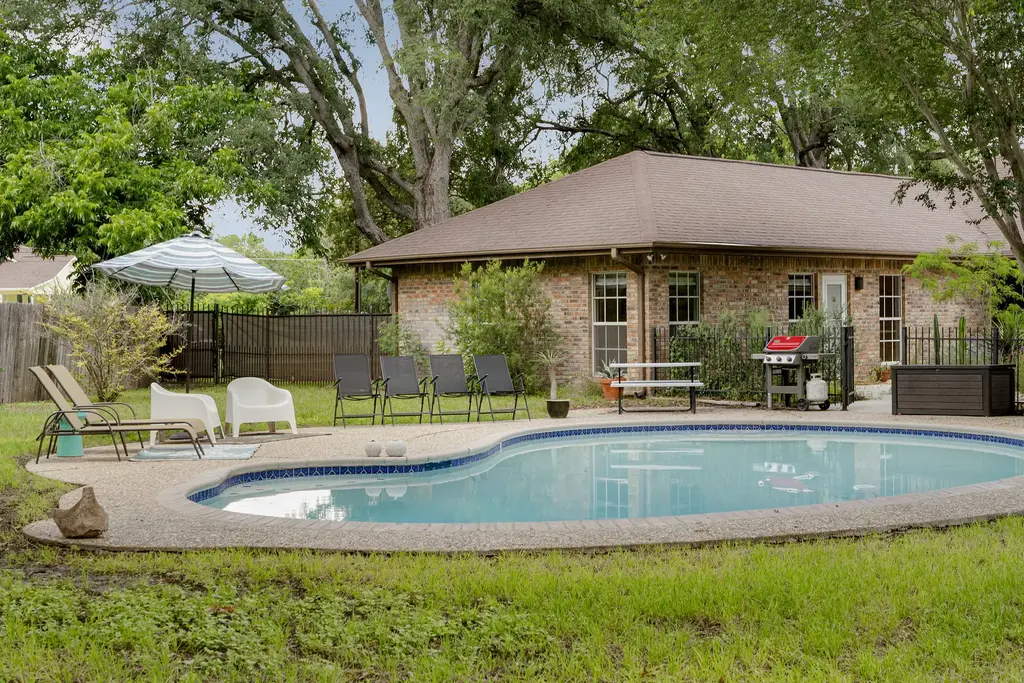 400 Hackberry Street, Lockhart