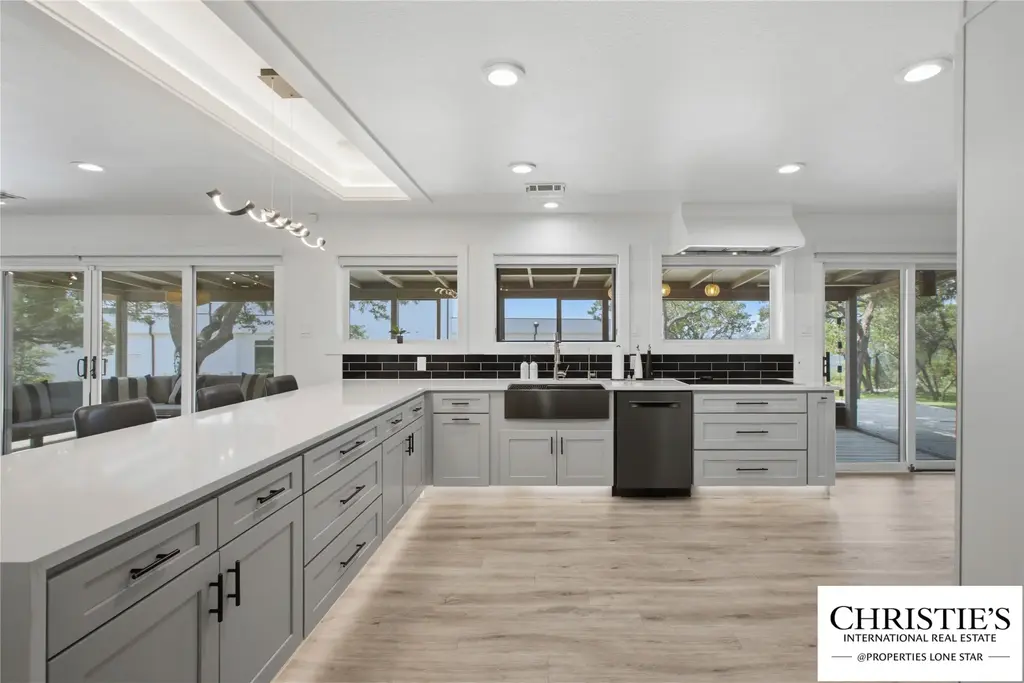 8901 Grandview Drive, Jonestown