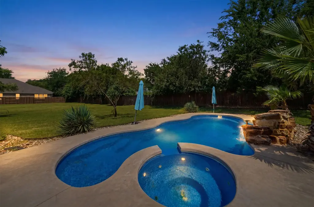 128 Clear Water Pass, Bastrop