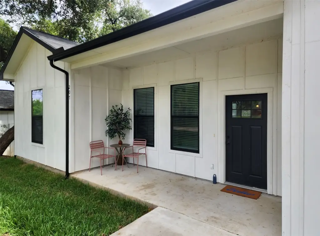 207 Laurel Lane, Spicewood