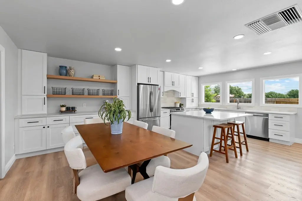 902 Dove Cove, Taylor