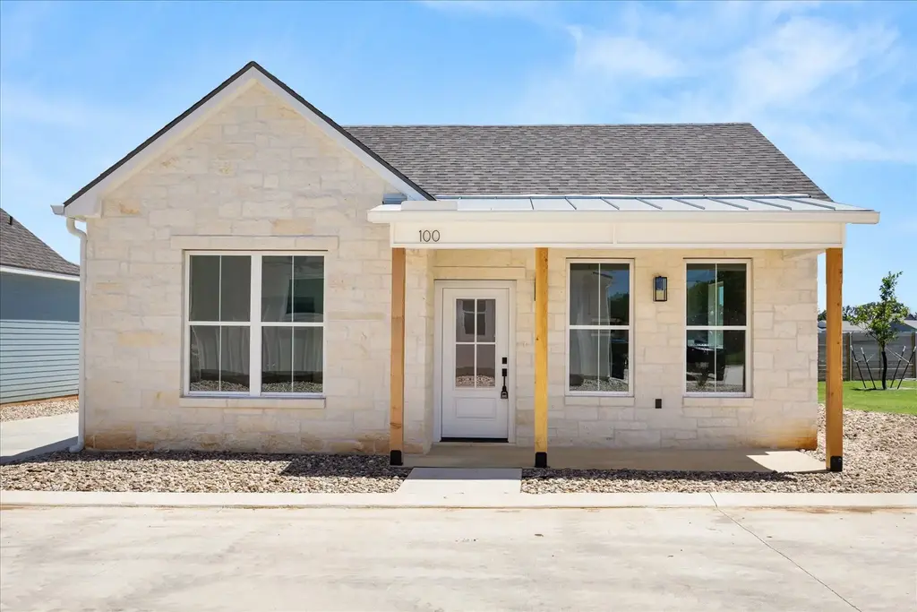 802 S Creek Street 100, Fredericksburg