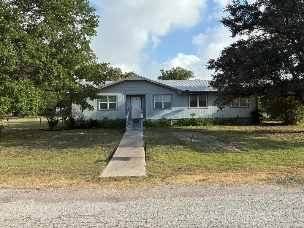 705 E Umlang Street, Thorndale