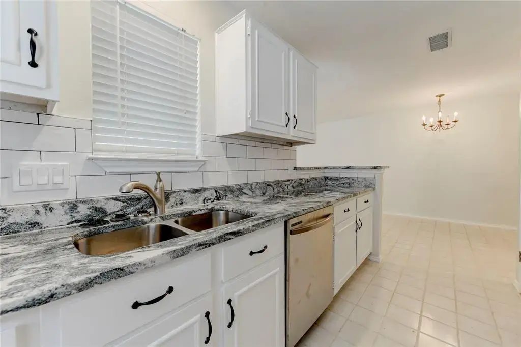 359 Fantail (a&b) Loop, Austin