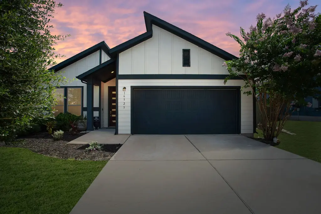 16525 Summery Street, Manor