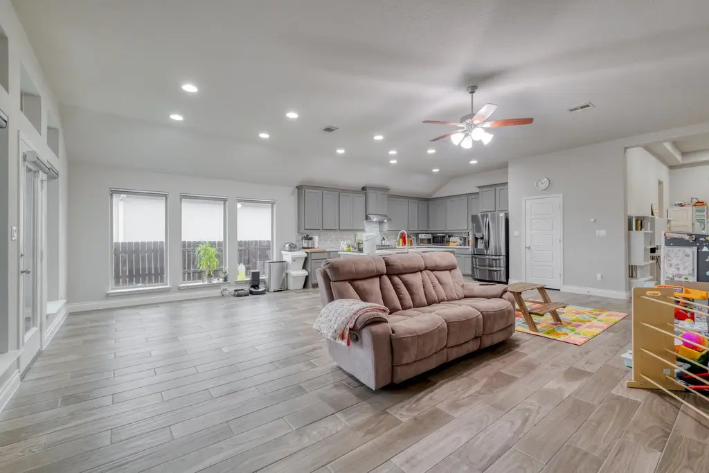 2424 Orchard Way, Leander