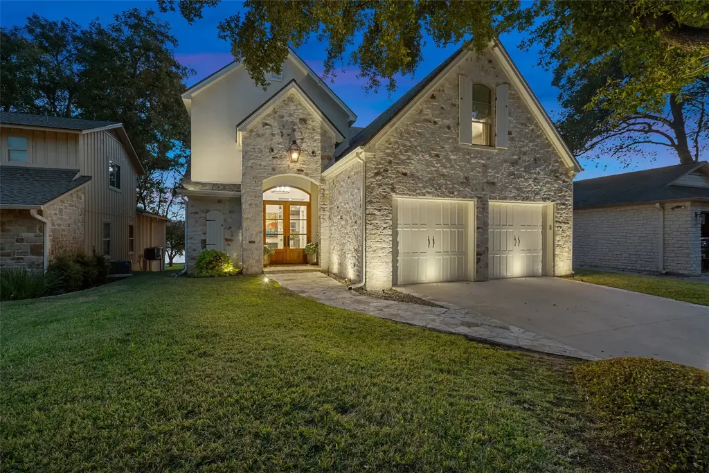 327 Meadowlakes Drive, Meadowlakes