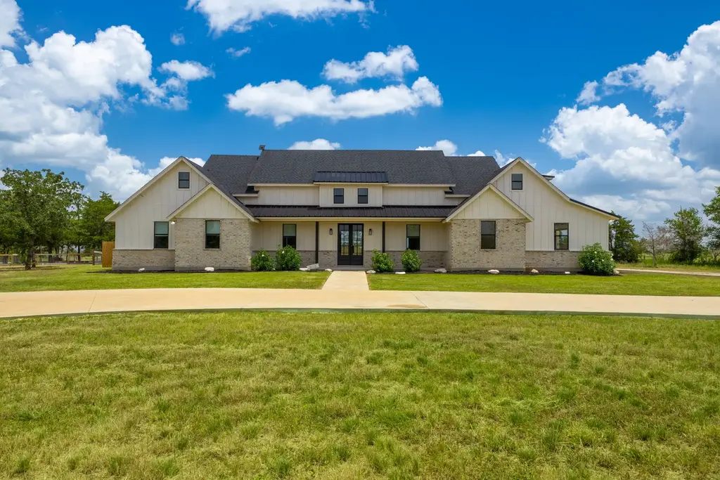 1215 Private Road 7039, Lexington