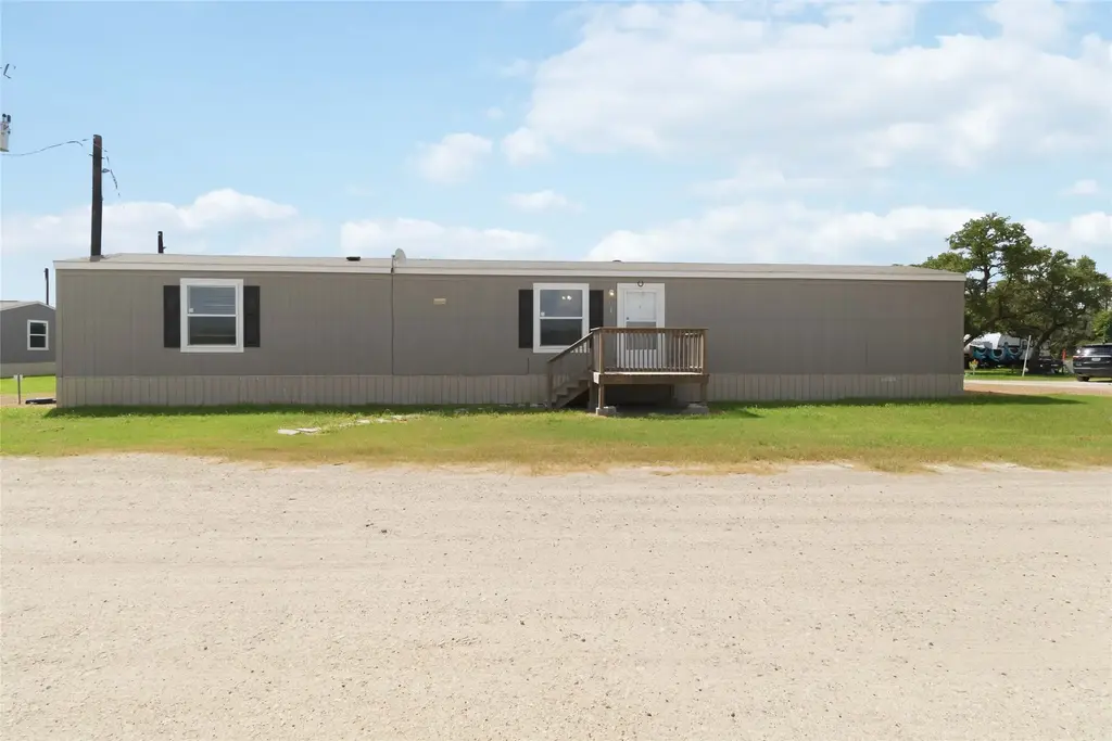 5670 E Austin Street, Giddings