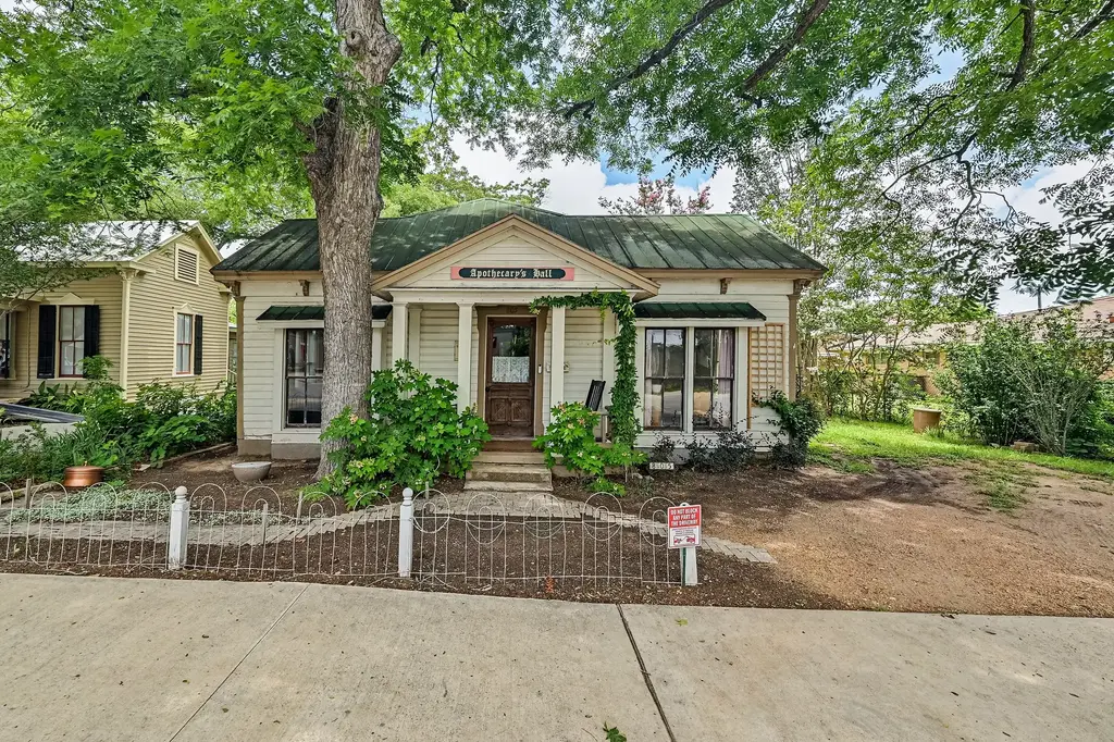 805 Main Street, Bastrop