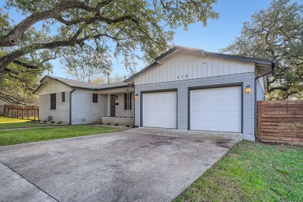 210 College Street, Round Rock
