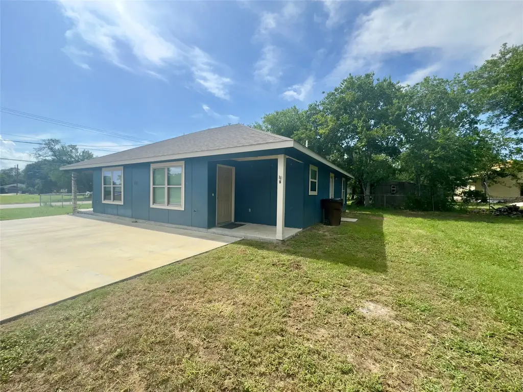 513 W China Street B, Lockhart