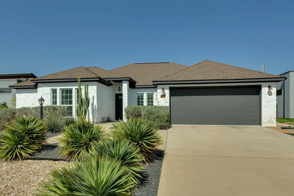 210 S Meadowlark Street, Lakeway