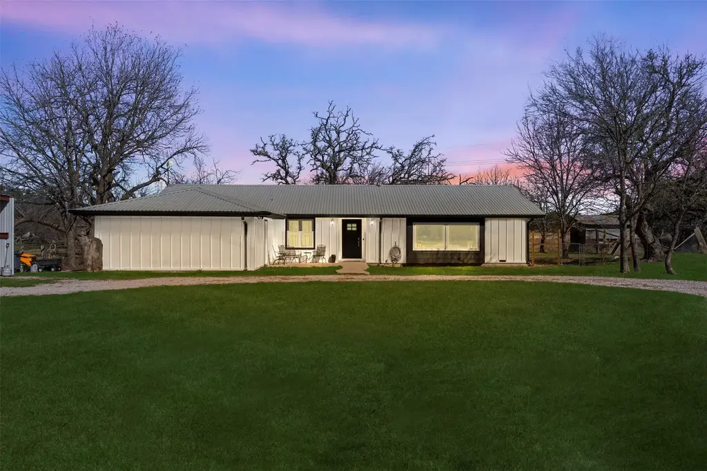 1272 County Road 2102, Lometa