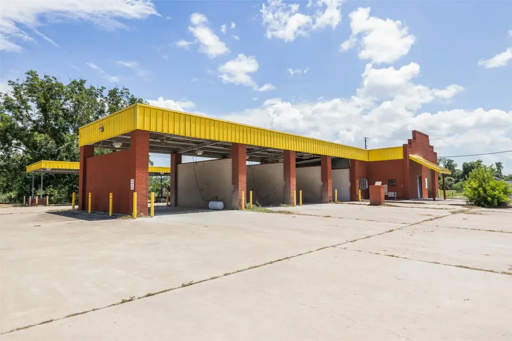 621 W Travis Street, La Grange