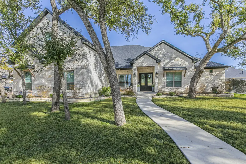 111 Lago Viento Lane, Belton